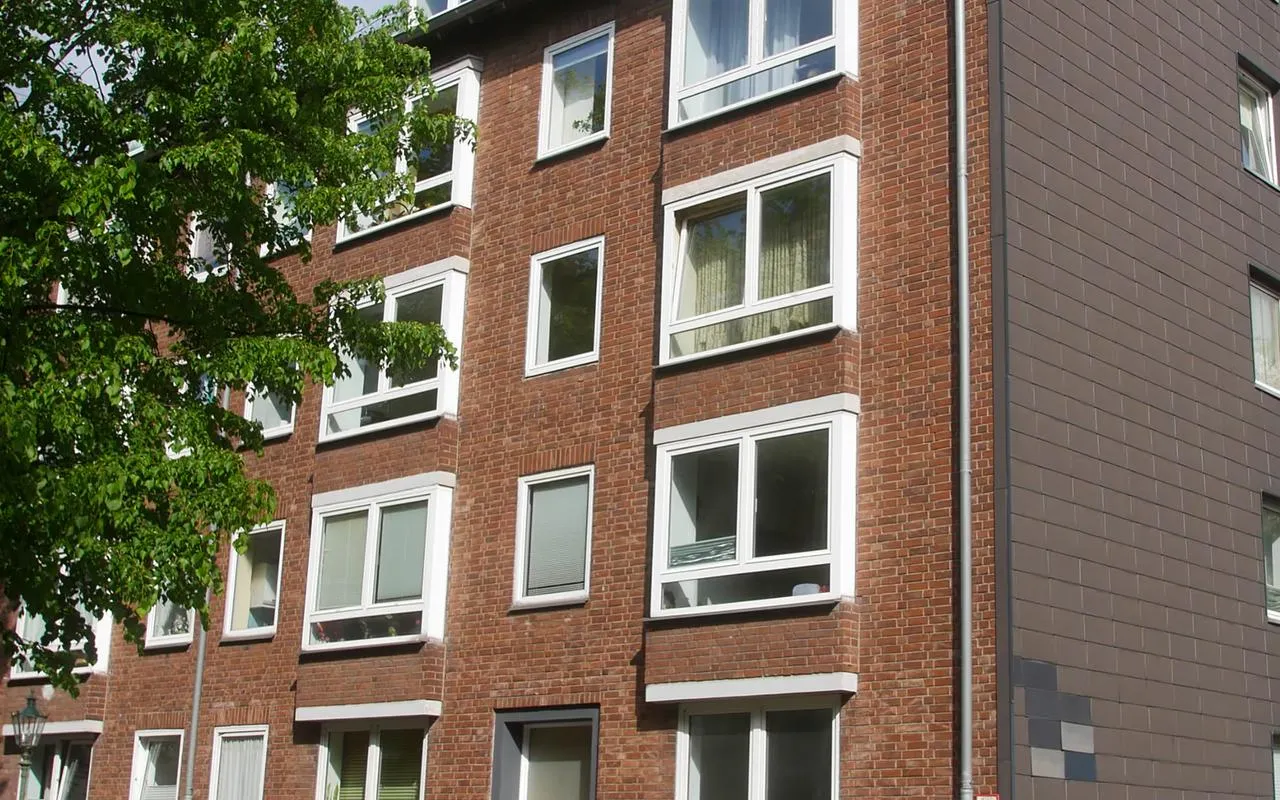 Vermietetes Mehrfamilienhaus mit Balkonen in Düsseldorf, ein Kapitalanlage-Objekt von HH-Anlagekonzepte