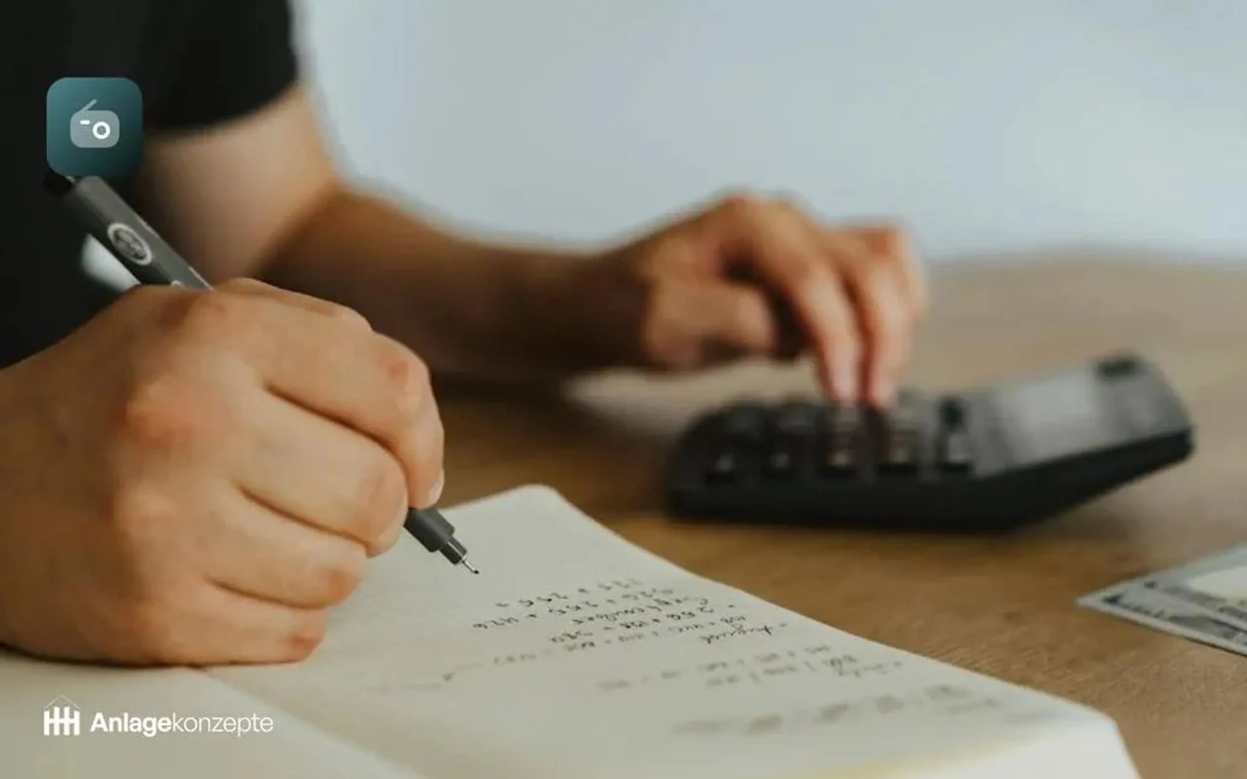 Hand rechnet mit Taschenrechner und Stift die Sozialabgaben auf einem Zettel nach