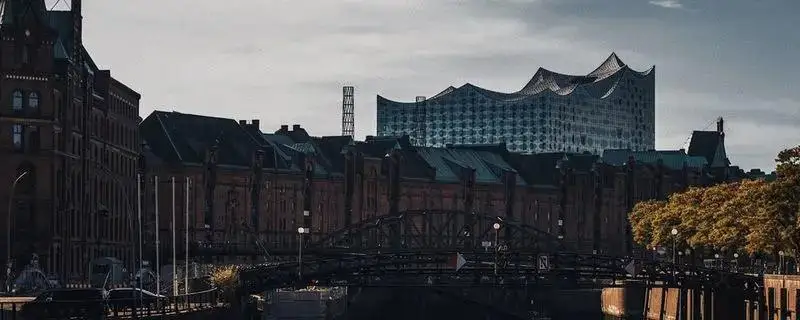 Hamburger Speicherstadt mit der Elbphilharmonie, Vermögensaufbau aus Hamburg