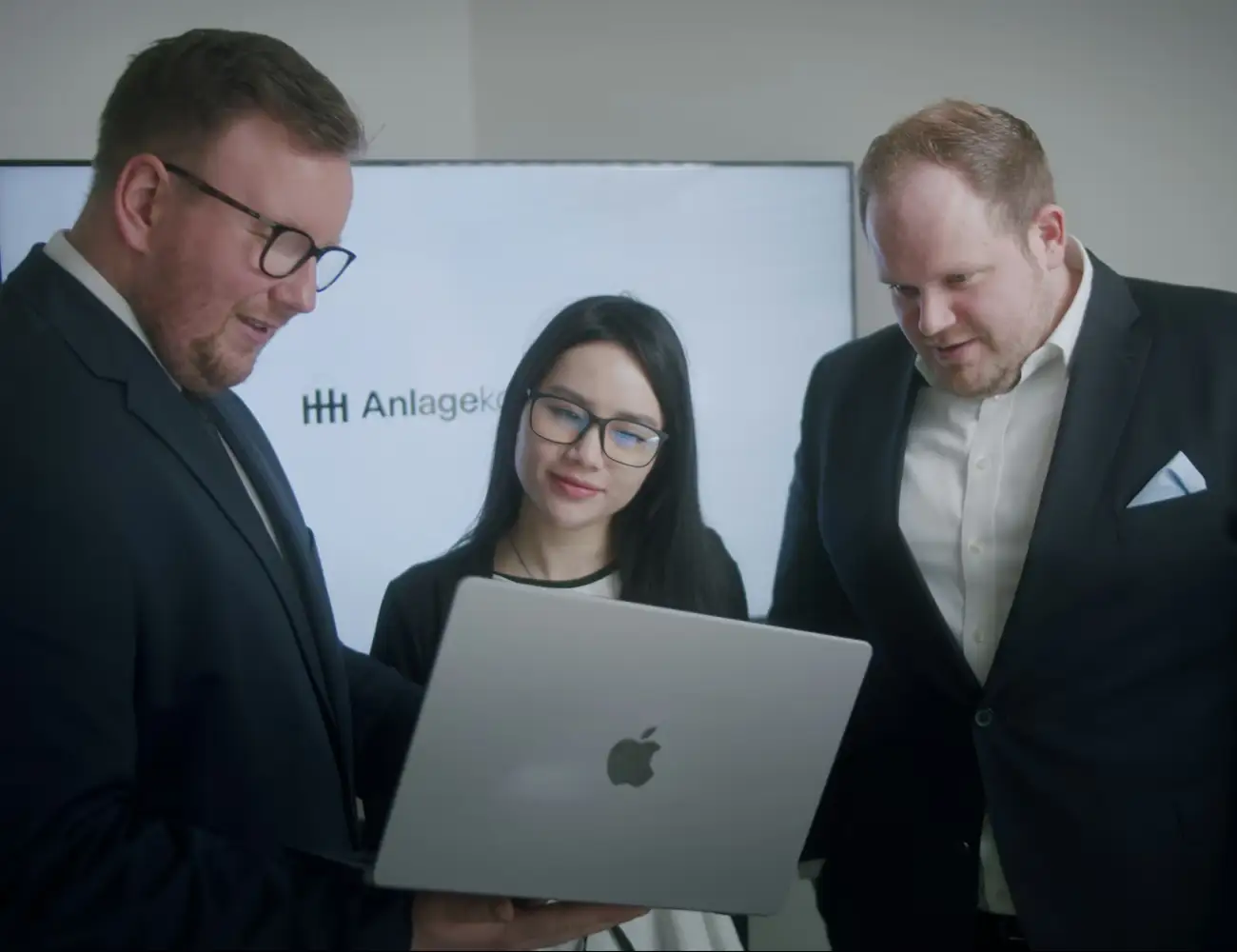 Die Geschäftsführer Fabian Hafke und Dennis Henke mit Teamassistenz Thu-Giang in einer Besprechung bei HH-Anlagekonzepte