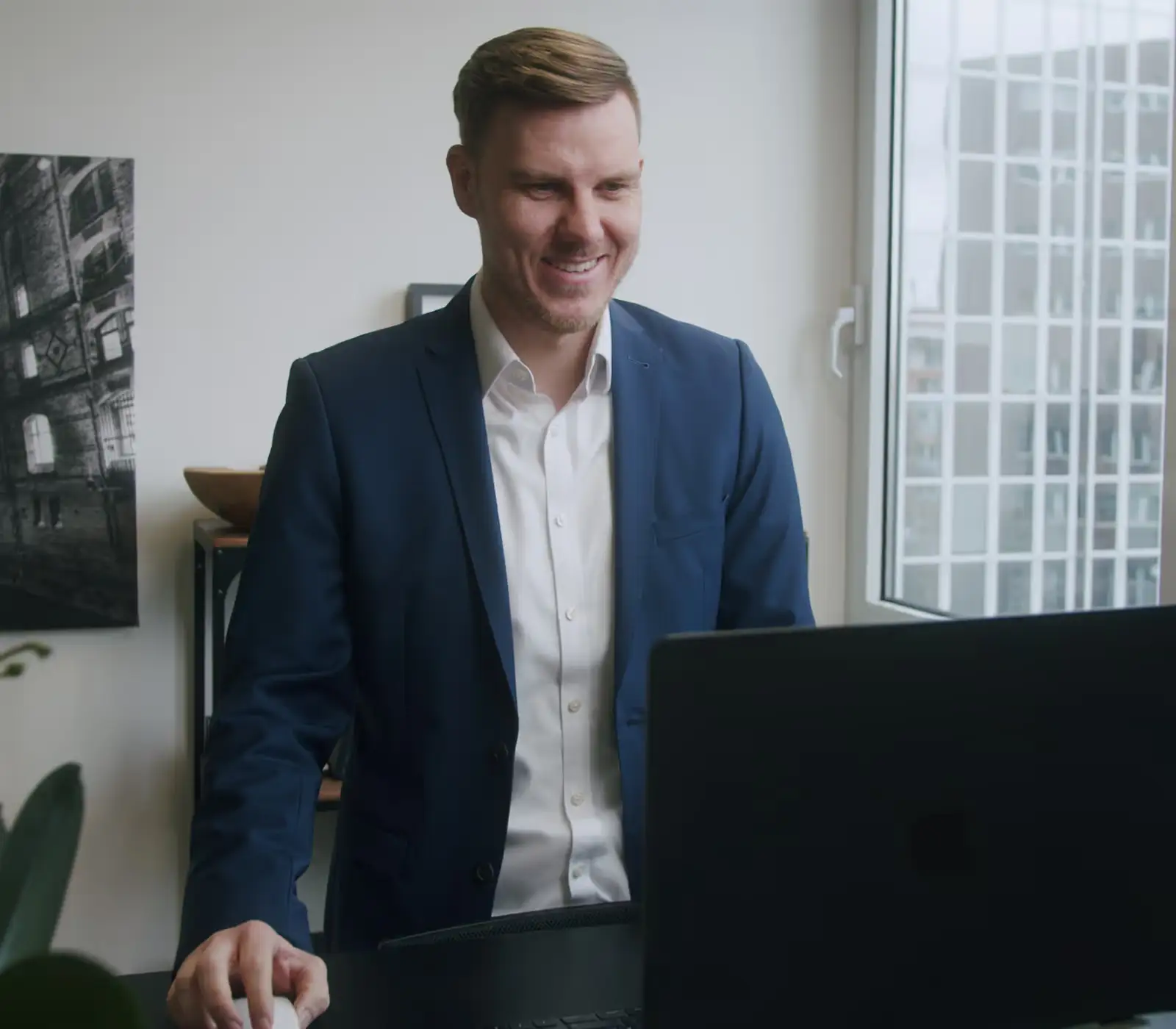 Immobilienexperte Oliver Franz mit einem Kunden